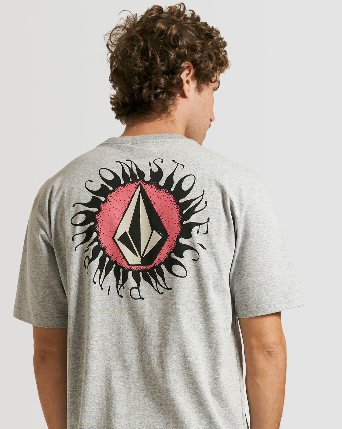 Camiseta Volcom Regular Exuder Cinza