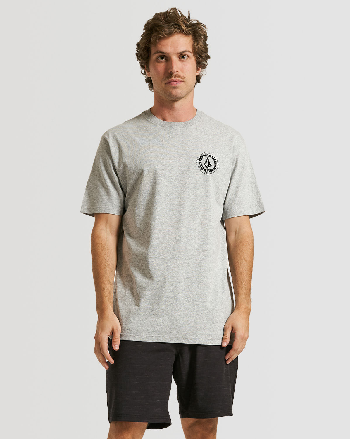 Camiseta Volcom Regular Exuder Cinza