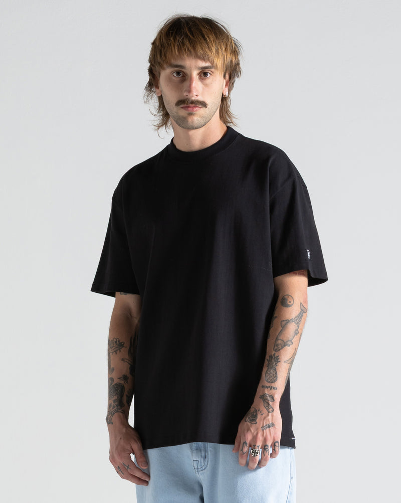 Camiseta Comfort Fit Volcom Circle Solid Preta