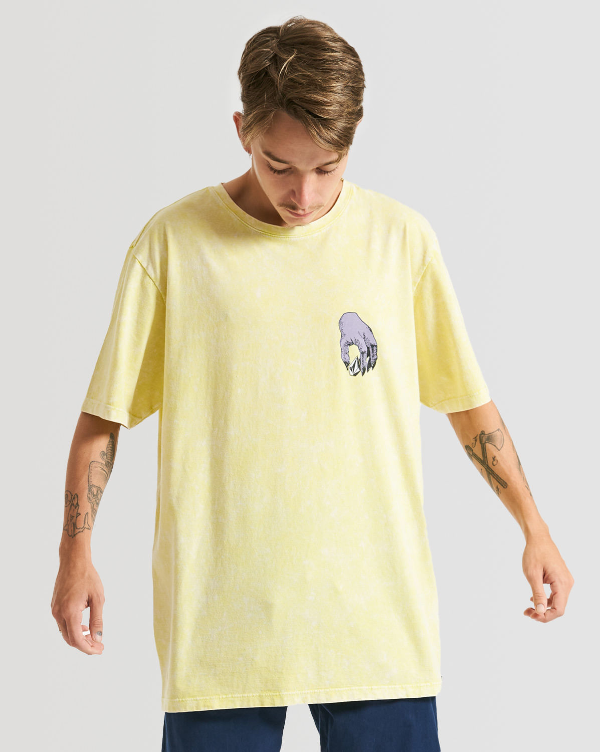 Camiseta Volcom Especial Regular Stone Grab Amarela