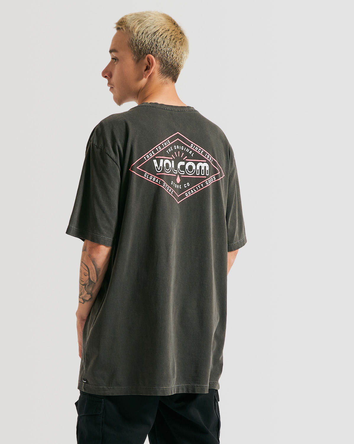 Camiseta Volcom Regular Trecker Preta