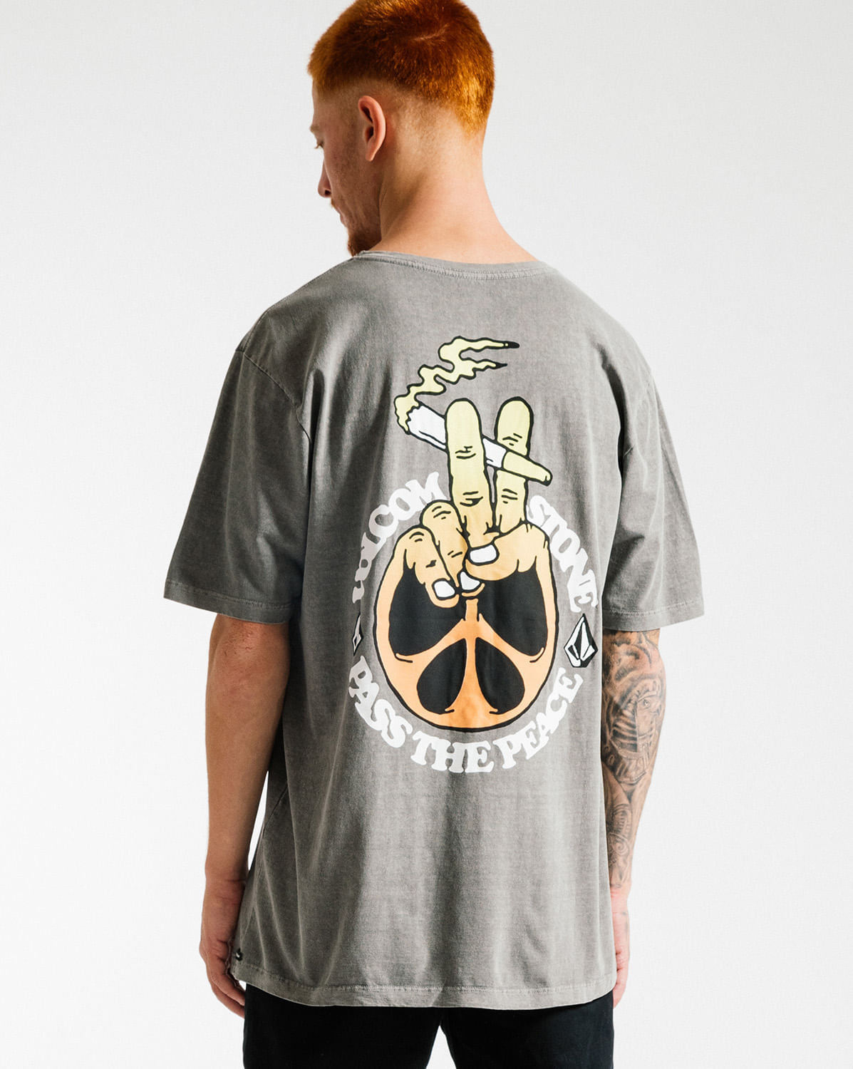 Camiseta Vintage Volcom Pass The Peace Cinza