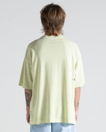 Camiseta Boxy Fit Volcom FA x Alucinandinho Cosmic Bixo Verde