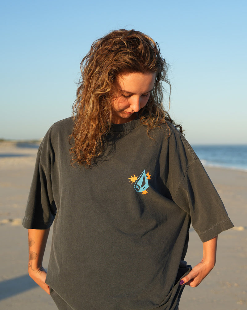 Camiseta Boxy Fit Volcom FA x Alucinandinho Punk Rock Love Cinza